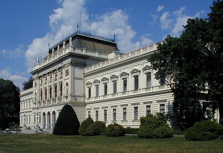 Fasade der Karl-Franzens-Universiät in Graz